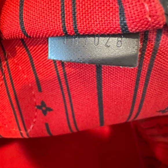 Authentic Louis Vuitton Neverfull MM - Picture 10 of 15
